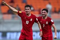 تصویری از دو گلزن ایران مقابل برزیل در باغ فردوس