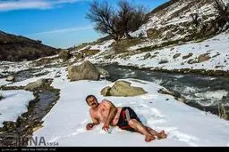 مرد یخی؛ اینبار در رودخانه یخ بسته سبلان شنا کرد /گزارش تصویری