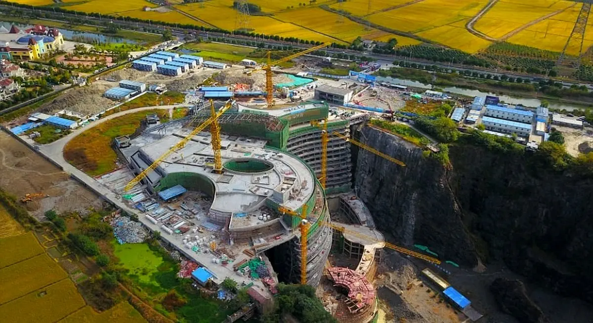 تصاویری دیدنی از یک هتل ۱۹ طبقه چینی‎‌‌ در شکاف زمین