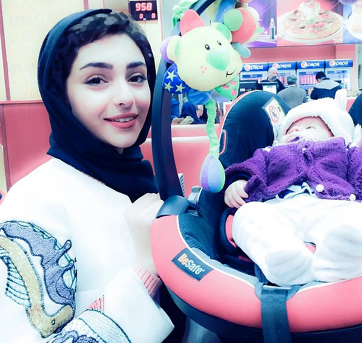 تصویر دیدنی از بازیگر زن در کنار دختر خاله اش!