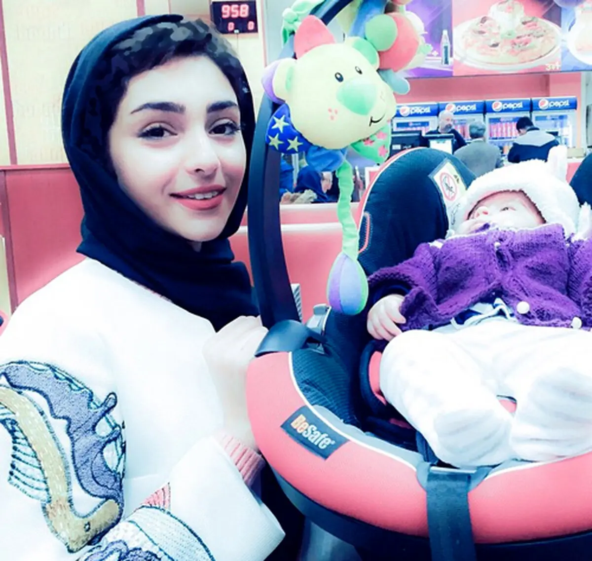 تصویر دیدنی از بازیگر زن در کنار دختر خاله اش!