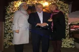 تصویری از علی پروین به همراه همسر و دخترش