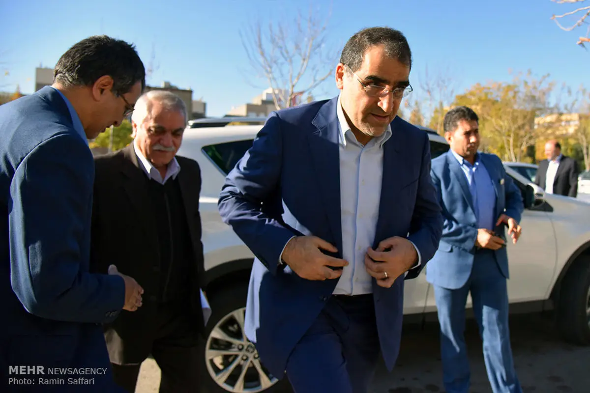 خودروی شاسی بلند وزیر بهداشت در یک سفر/عکس