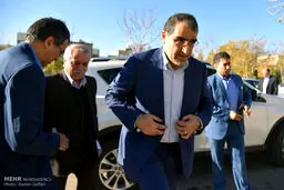 خودروی شاسی بلند وزیر بهداشت در یک سفر/عکس