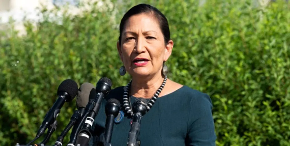 یک سرخ‌پوست برای اولین بار وزیر کشور آمریکا شد + عکس