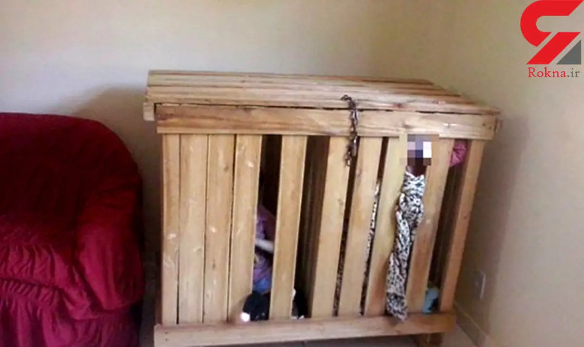 زندانی کردن پسربچه های 2 قلو در قفس چوبی توسط مادر و پدر بی رحم + عکس