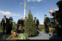 غرس نهال در پارک استقلال عشق آباد توسط روحانی /گزارش تصویری