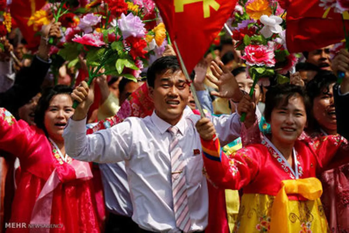 تصاویری از خوشحالی عجیب مردم کره شمالی از دیدن رهبرشان