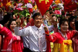 تصاویری از خوشحالی عجیب مردم کره شمالی از دیدن رهبرشان