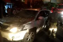 تصاویر / برخورد شدید لکسوس به دیوار یک منزل مسکونی در نیاوران