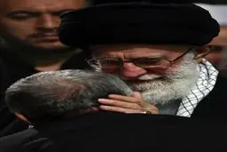 حاج منصور در آغوش رهبر انقلاب/ عکس