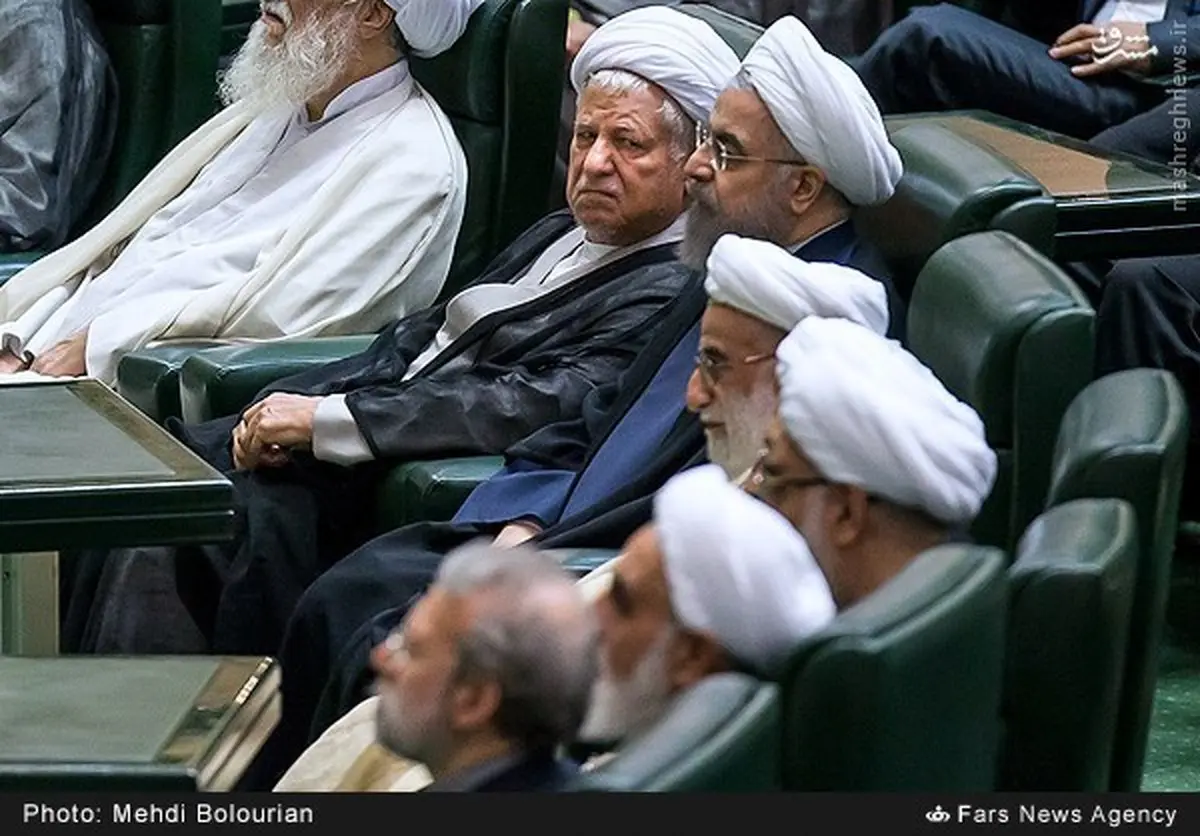 نگاه معنادار هاشمی در مجلس/ عکس