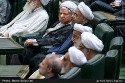 نگاه معنادار هاشمی در مجلس/ عکس