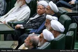 نگاه معنادار هاشمی در مجلس/ عکس