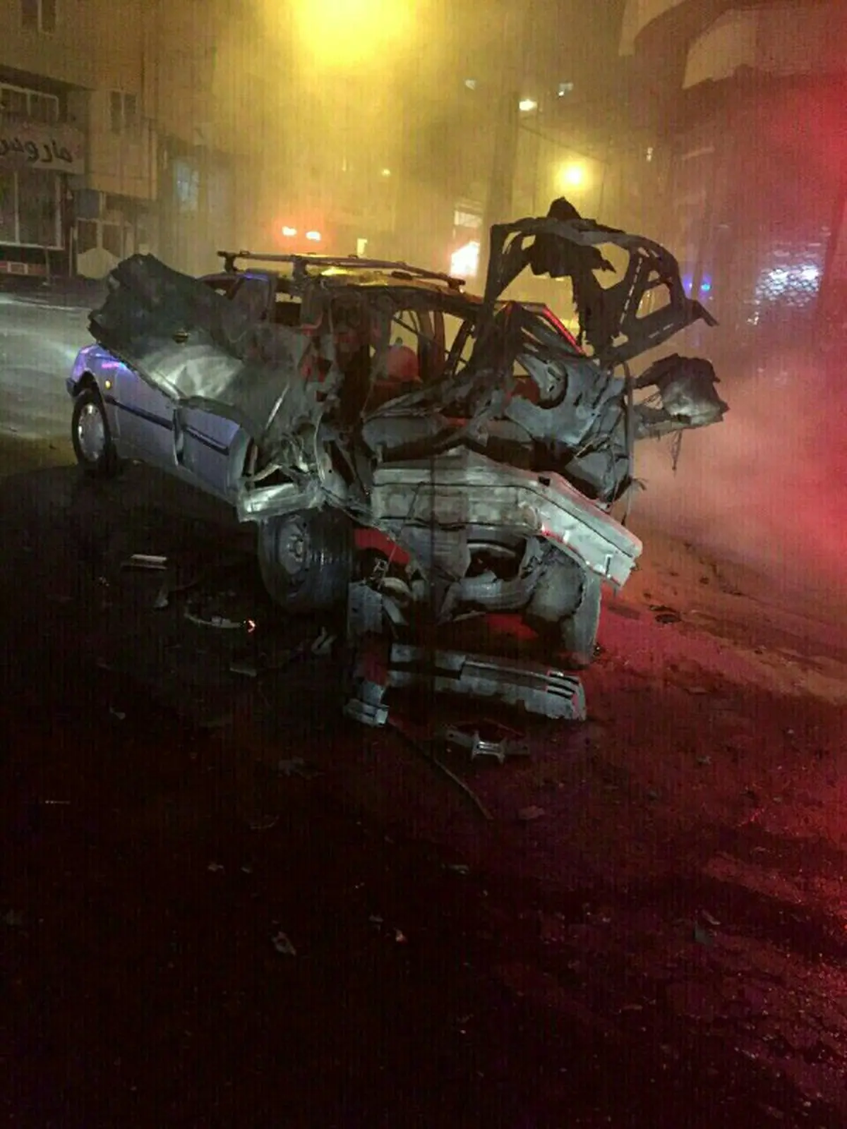 متلاشی شدن یک خودرو دراثر انفجار ترقه /عکس