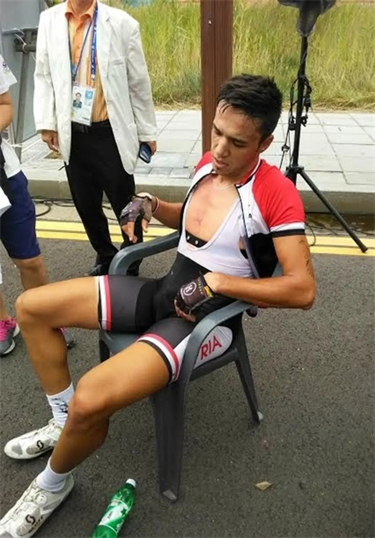 برخورد شدید دوچرخه‌سواران در مسیر پیست و چرت زدن مامور هنگام برگزاری مسابقه! +عکس