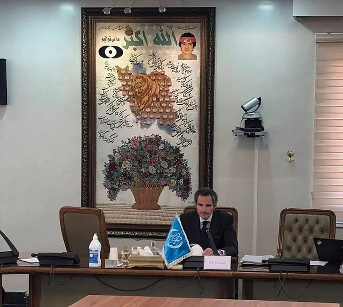 تابلو فرش خاصِ پشت سر رافائل گروسی سوژه شد+عکس