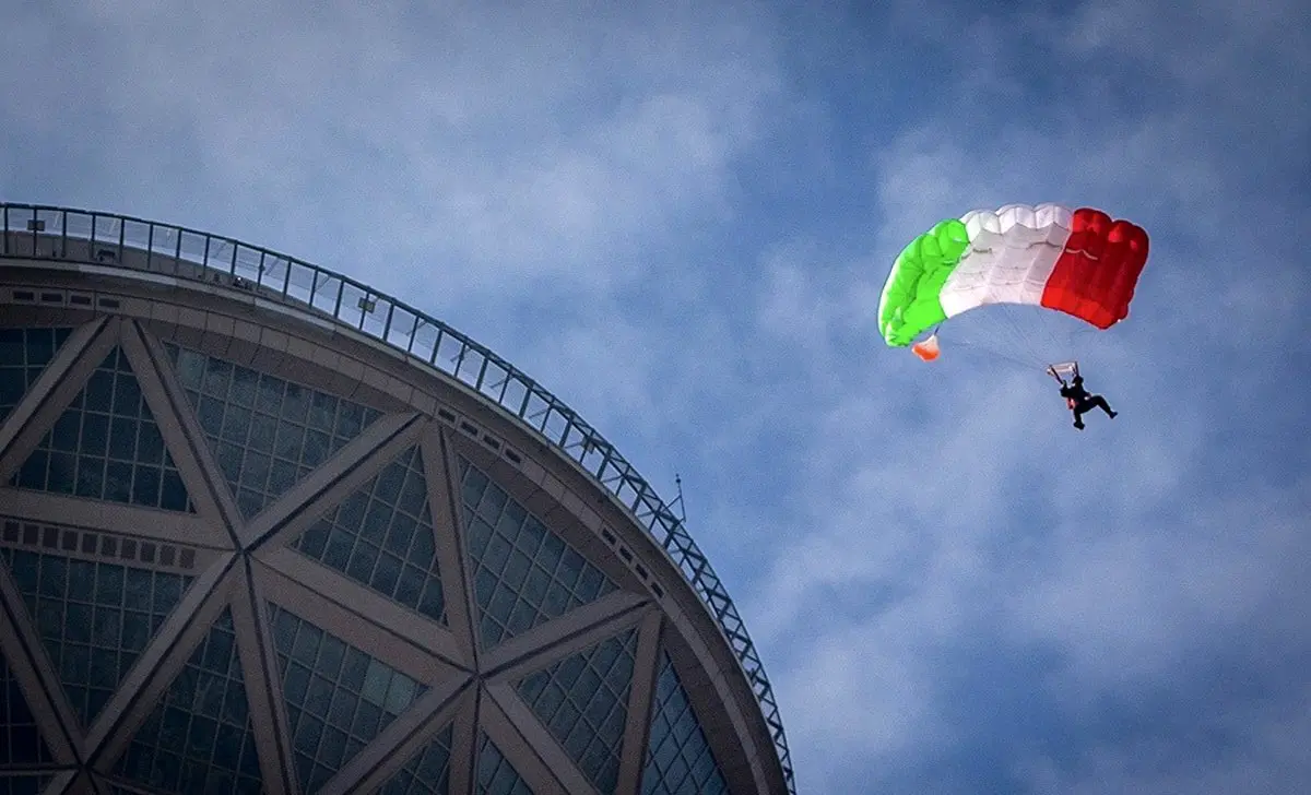 پرش از برج میلاد با پرچم مقدس ایران اسلامی/ عکس