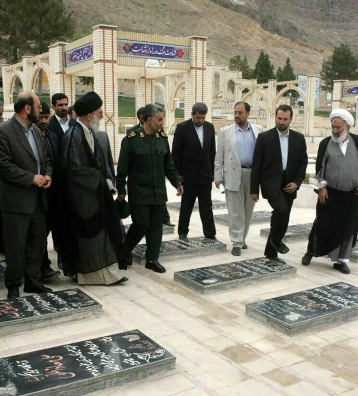 تصویری از رهبر انقلاب و سردار سلیمانی؛ 11 سال پیش