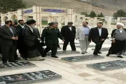 تصویری از رهبر انقلاب و سردار سلیمانی؛ 11 سال پیش