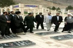 تصویری از رهبر انقلاب و سردار سلیمانی؛ 11 سال پیش