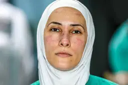 بلایی که بر سر یک پرستار خانم آمد! + عکس