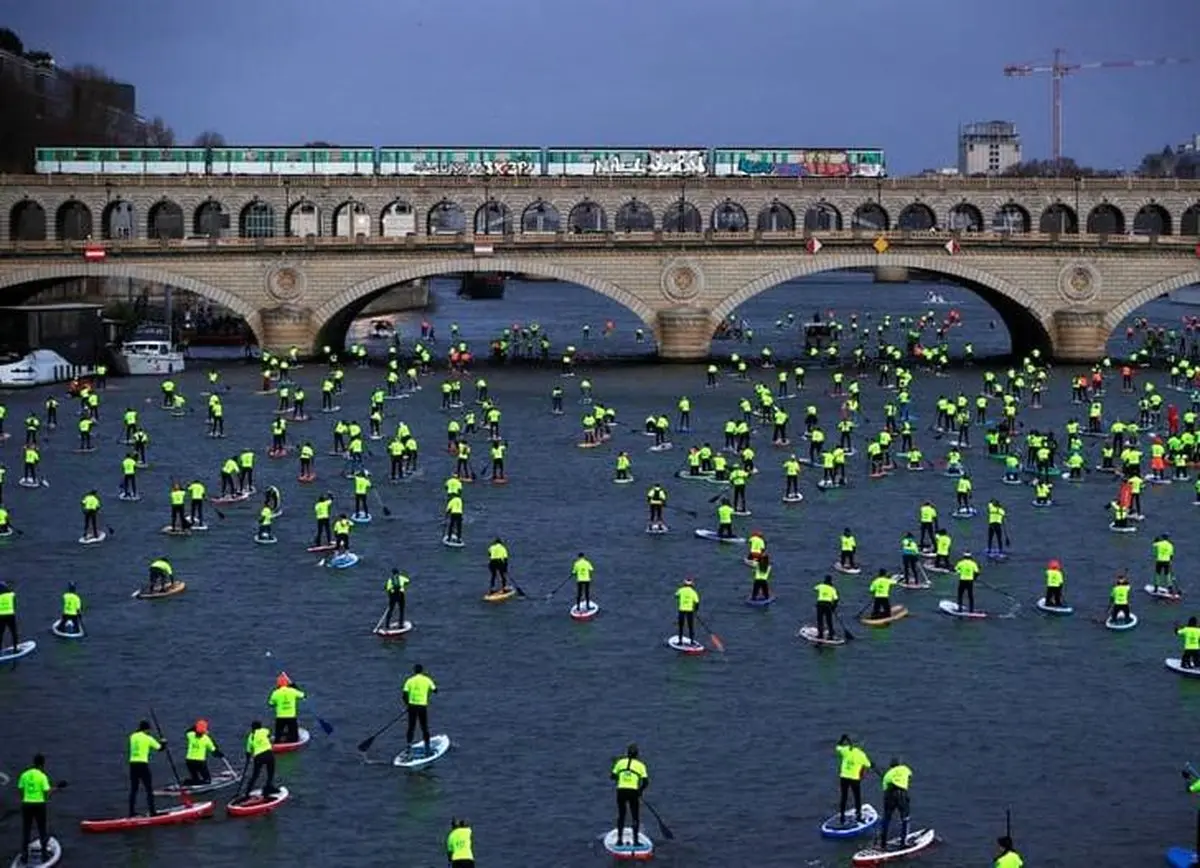 ادامه اعتراضات جلیقه زردهای فرانسه بر روی آب / عکس