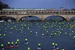 ادامه اعتراضات جلیقه زردهای فرانسه بر روی آب / عکس