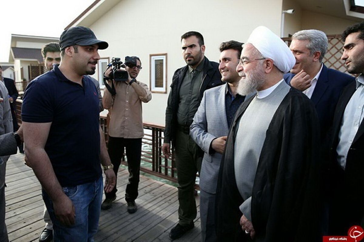 دیدار اتفاقی روحانی با خواننده مجبوب در کیش/عکس