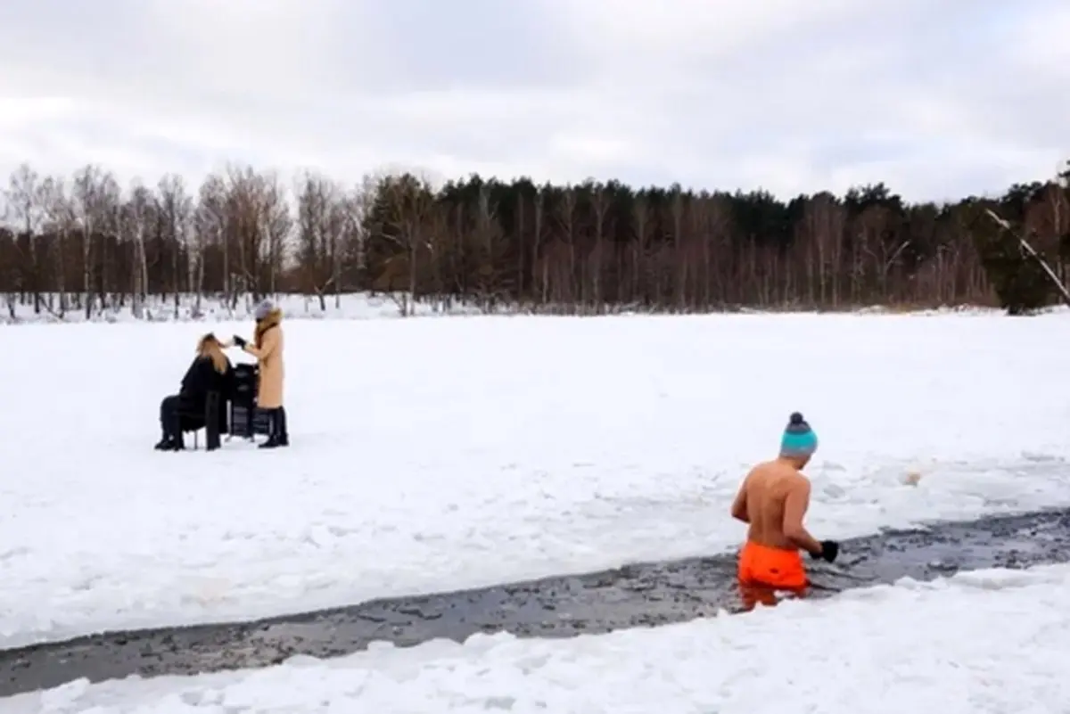 آرایشگری روی دریاچه یخزده "بابیلیتیس" در شهر "ریگا"+عکس