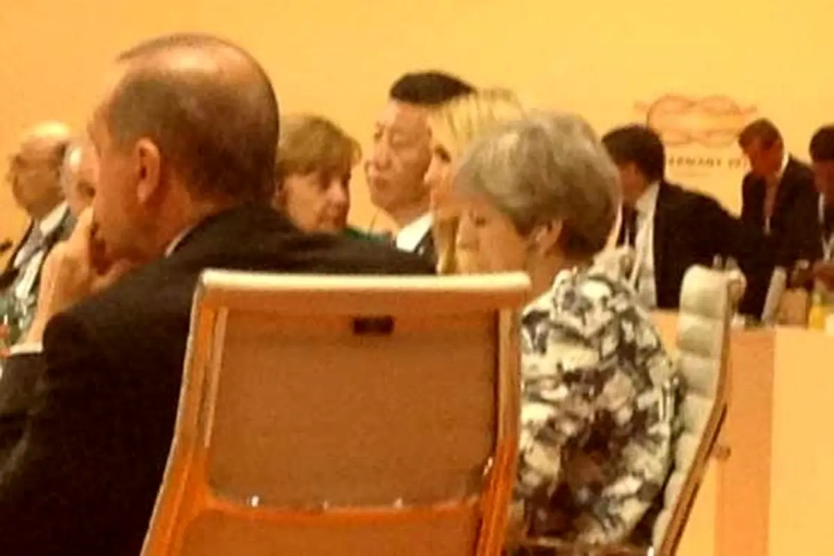 جنجال نشستن ایوانکا ترامپ روی صندلی پدرش + عکس