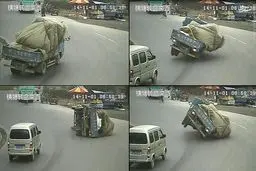 عکس لحظه چپ‌کردن وانت