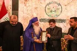 کشیش گرجستانی در حرم امام حسین(ع) / عکس