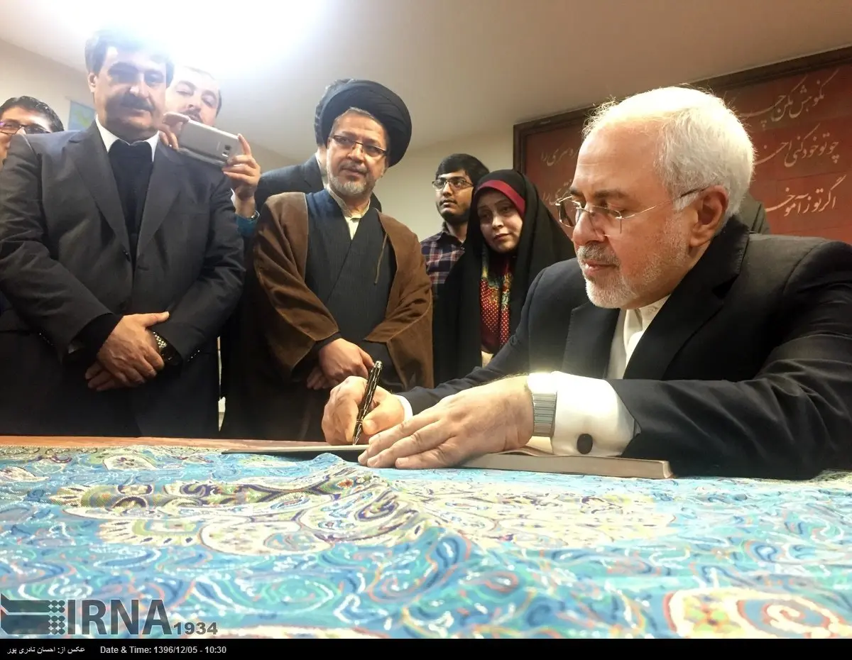 دست‌نوشته ظریف در دفتر یادبود دانشگاه تهران/عکس