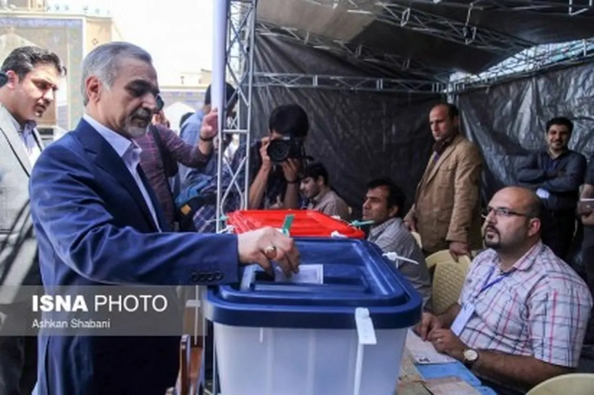 حضور حسین فریدون پای صندوق‌ اخذ رای/عکس