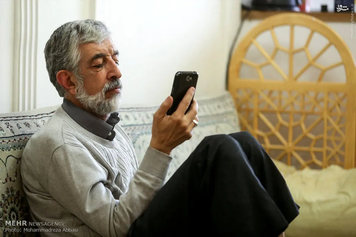 گوشی بازی حداد عادل /عکس