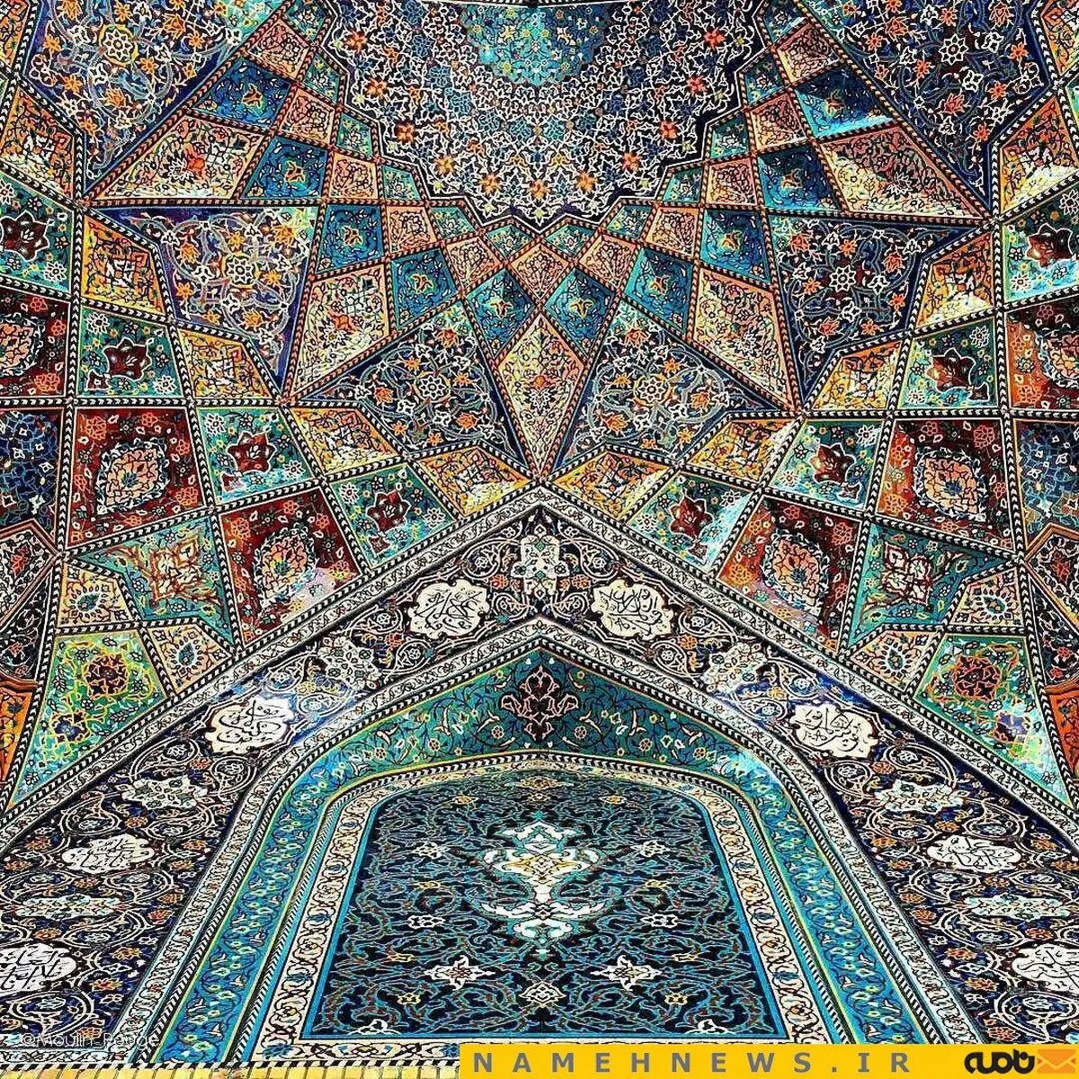 تلفیق شگفت انگیز رنگ و نور در سقف مسجد آقا بزرگ كاشان / عکس