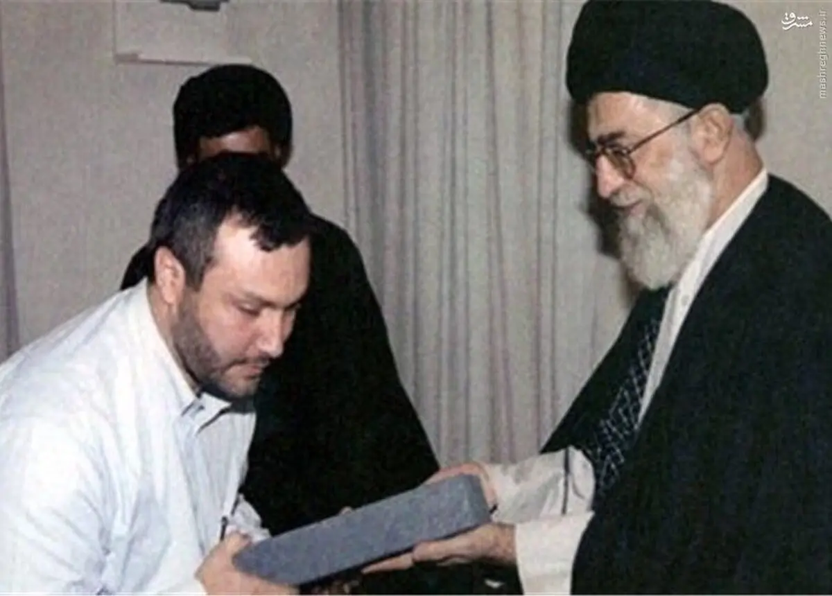 شهید عماد مغنیه در کنار رهبرانقلاب/عکس
