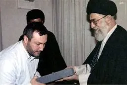 شهید عماد مغنیه در کنار رهبرانقلاب/عکس