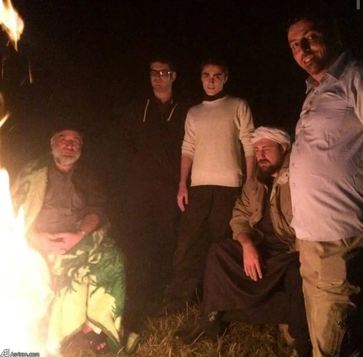 سید حسن خمینی و پسرش در کنار آتش/ عکس