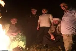 سید حسن خمینی و پسرش در کنار آتش/ عکس