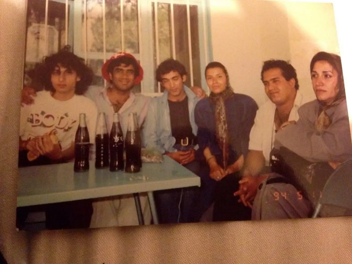عکس قدیمی از ارژنگ امیرفضلی با بازیگران ساعت خوش