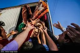 تصاویری از توزیع کمک های مردمی ودرمانی در مناطق زلزله‌زده