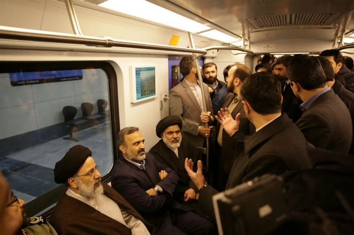 مترو سواری رئیسی در مراسم افتتاح خط2مترو مشهد/عکس