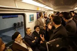 مترو سواری رئیسی در مراسم افتتاح خط2مترو مشهد/عکس