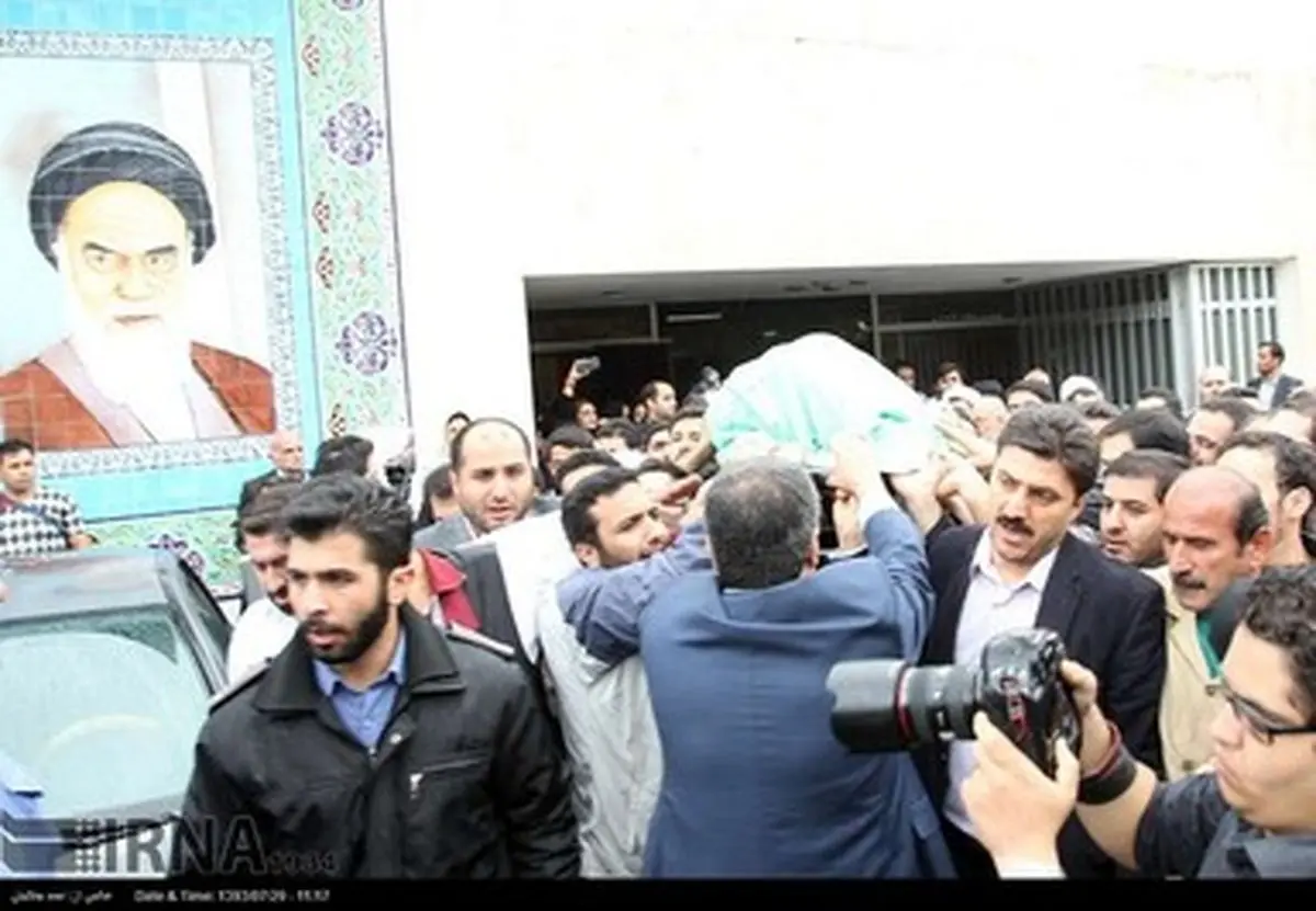 تشییع پیکر آیت الله مهدوی کنی از بیمارستان به دانشگاه امام صادق(ع)/ گزارش تصویری