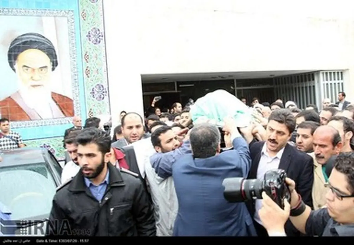 تشییع پیکر آیت الله مهدوی کنی از بیمارستان به دانشگاه امام صادق(ع)/ گزارش تصویری