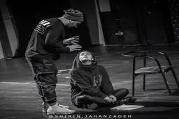 عکس ریحانه پارسا در نمایی از یک تئاتر