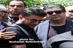 تصویری از خواننده لس آنجلسی در مراسم تشییع ناصر ملک‌مطیعی