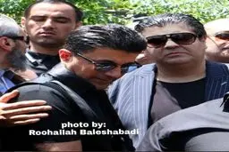 تصویری از خواننده لس آنجلسی در مراسم تشییع ناصر ملک‌مطیعی